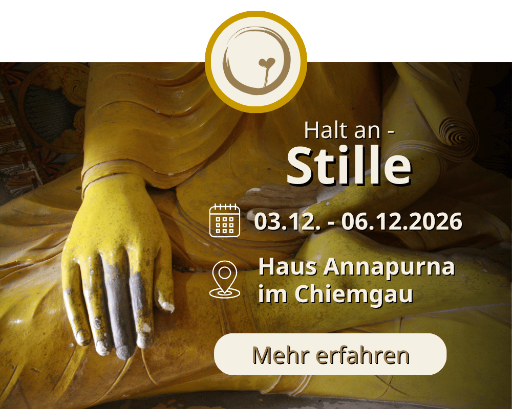 Buddha-Figur in stiller Haltung